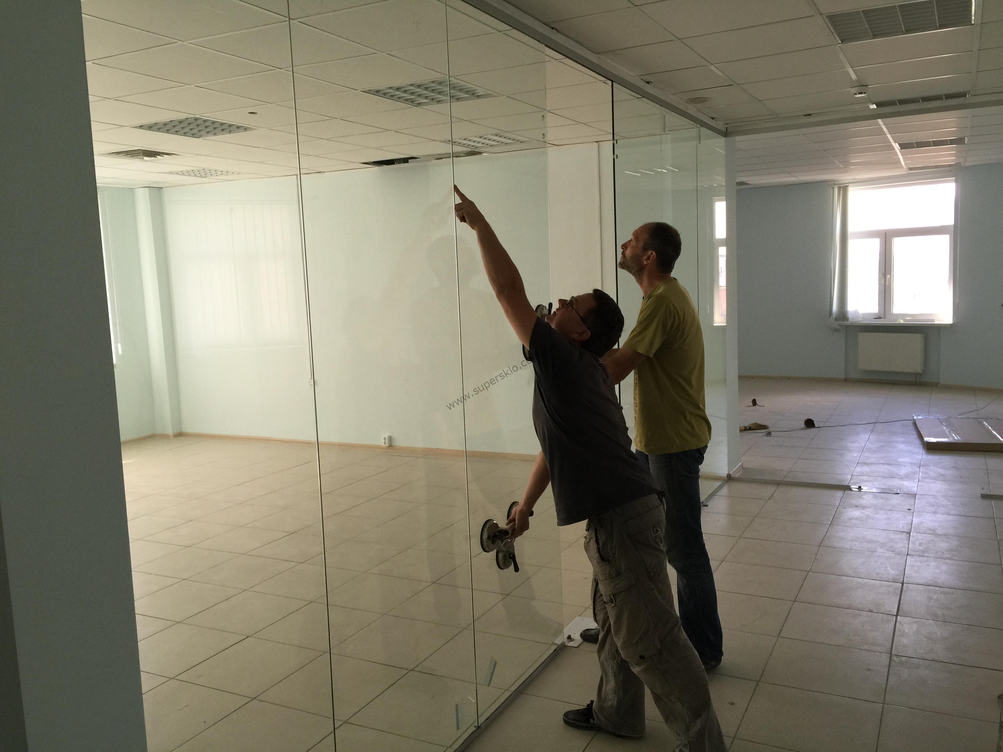 Монтаж стеклянных перегородок в офисном центре в Харькове